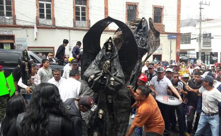 Protestan con cumbia y sangre por derribo de capilla de la Santa Muerte