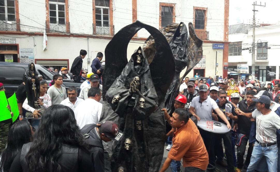 Seguidores de la Santa Muerte se trasladarán hasta la presidencia municipal donde llevaron imágenes. /Dinorath Mota - EL UNIVERSAL