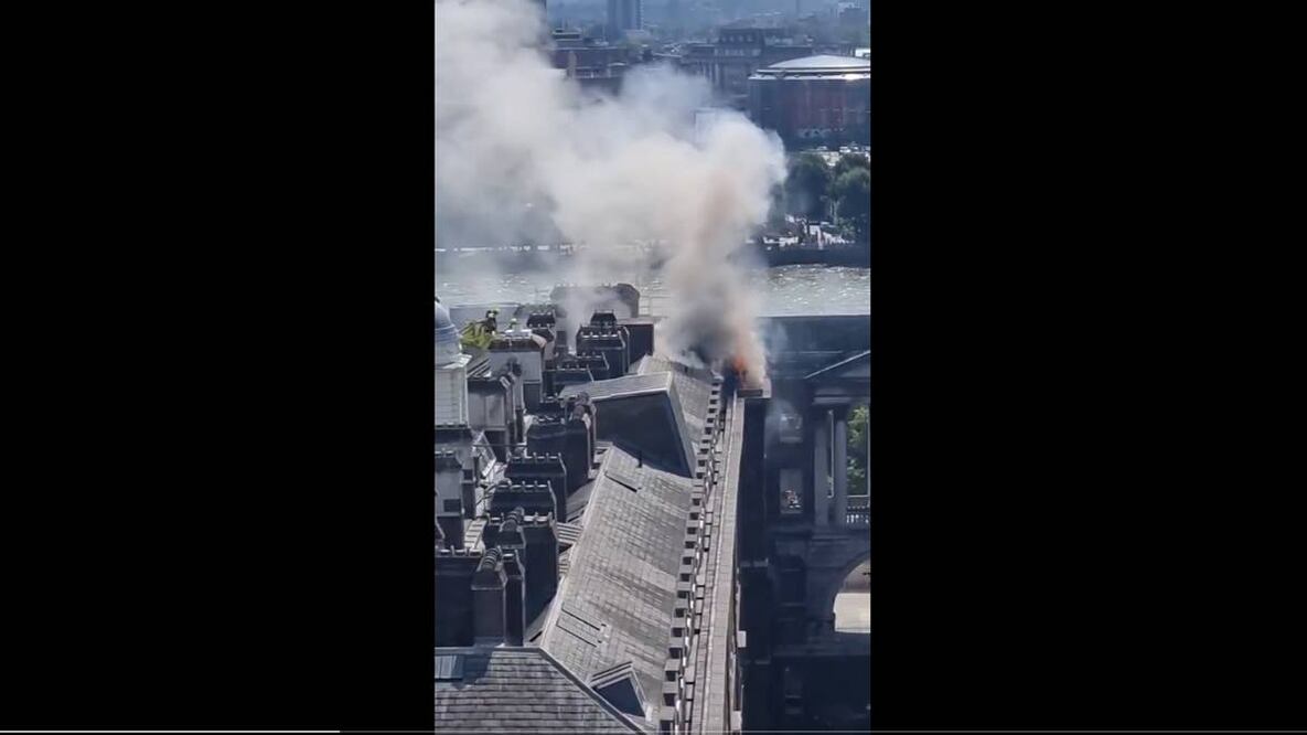 Incendio en el Somerset House de Londres. Foto: Captura tomada de video / X @jneill