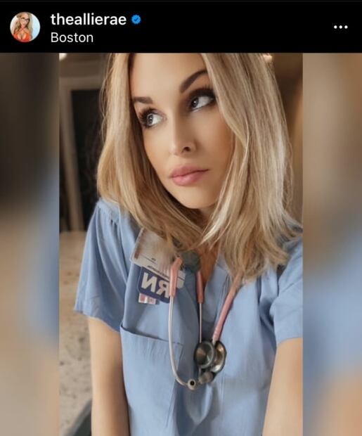 Enfermera se hace millonaria en OnlyFans por sus pulgares flexibles 