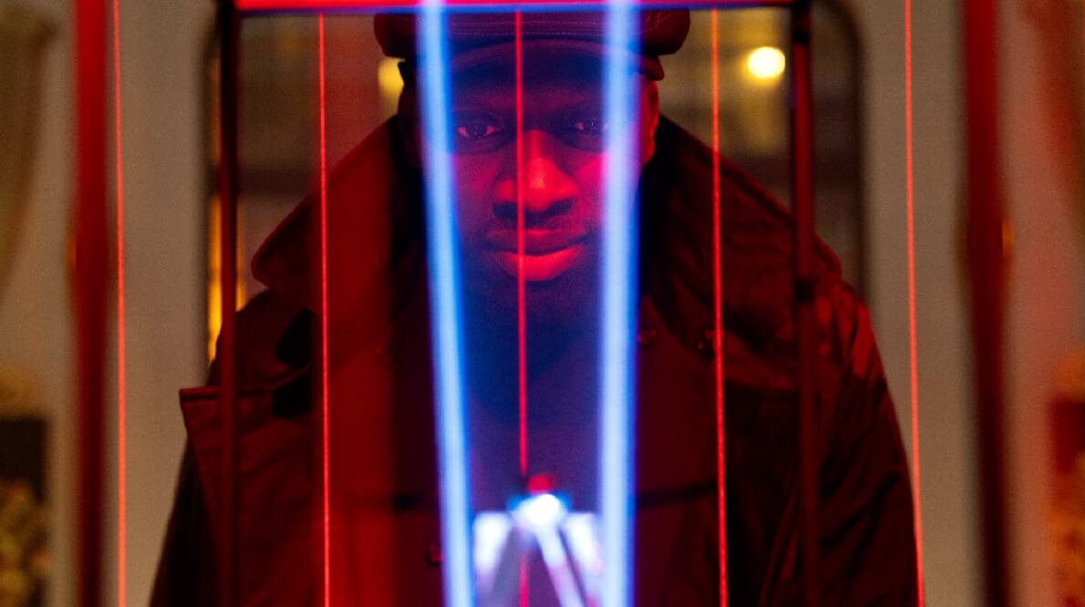 "Lupin" recrea un robo ficticio en el museo de Louvre. Fuente: Twitter @strongblacklead