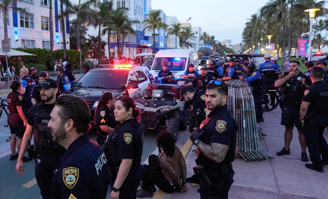 Un hombre es esposado temporalmente mientras la policía, presente en masa a lo largo de Ocean Drive como medida disuasoria durante las vacaciones de lo spring breakers, responde a un incidente, en Miami Beach, Florida. Foto: AP