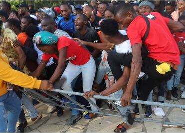 Estampida frente a refugio deja heridos y ataques de histeria a migrantes haitianos en Tapachula, Chiapas