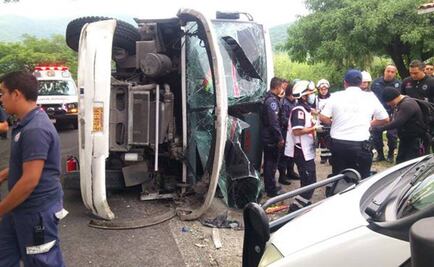 Volcadura deja 11 lesionados en Morelos