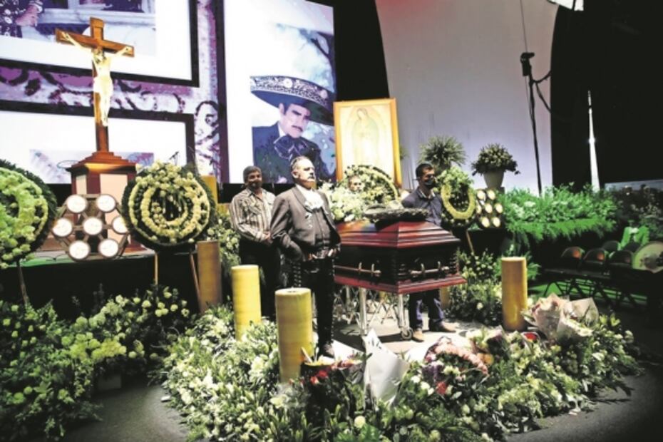 Mariachis, algarabía y silencio para Chente