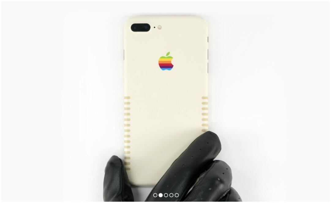 La funda cuenta con el característico color beige, el logotipo de Apple con arco iris, y las marcas de los ventiladores