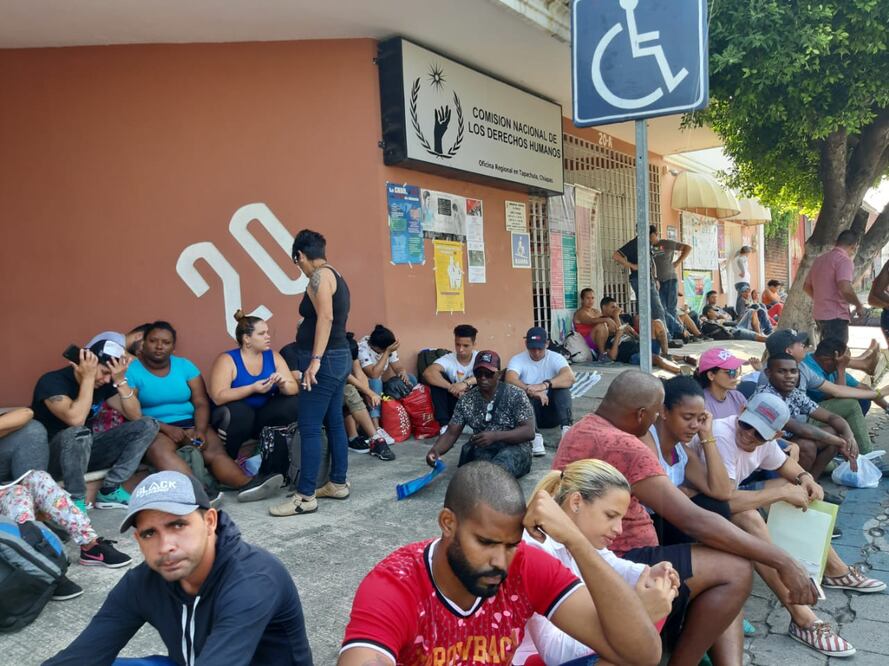 Migrantes cubanos afuera de las instalaciones de la CNDH. Foto: Archivo / EL UNIVERSAL 