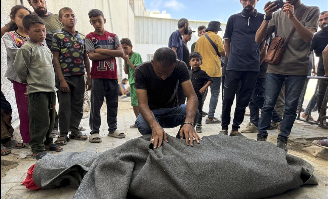 Un hombre se lamenta junto a un cuerpo en la Franja de Gaza, el miércoles 25 de junio de 2025. Foto: EFE/Archivo