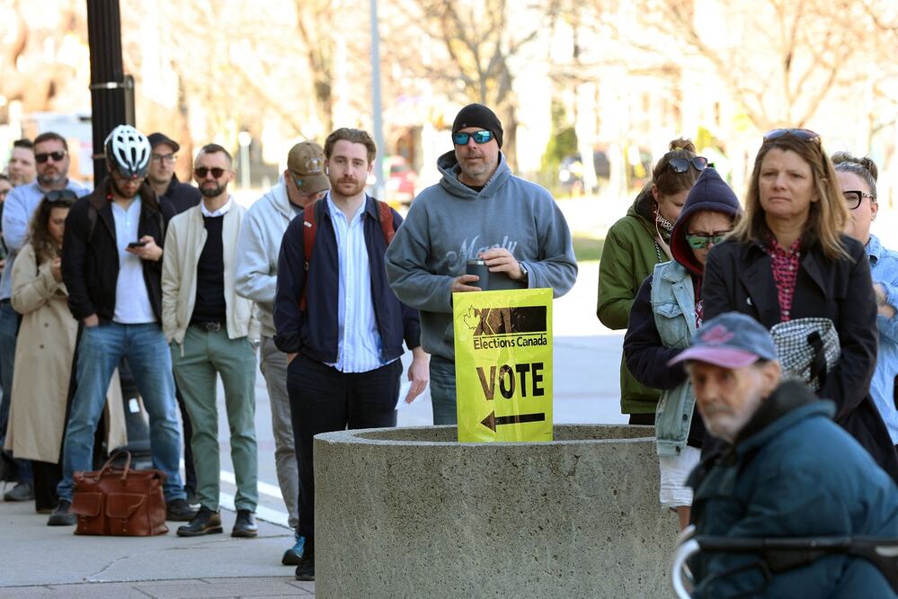 Canadienses esperan en la fila para votar en las elecciones para primer ministro y Parlamento, en Ottawa. FOTO: DAVE CHAN. AFP