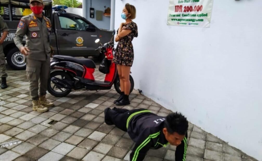 Si no usas cubrebocas, en esta isla la policía te obliga a hacer lagartijas