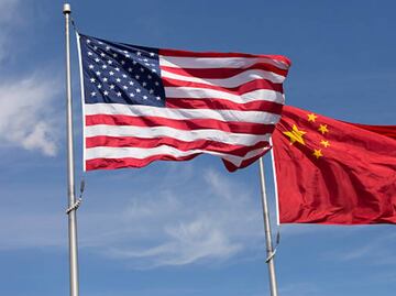 Estudiantes chinos repudian "ley de exclusión"; EU anuncia revocación de visas