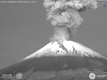 Popocatépetl emite fumarola de dos kilómetros de altura
