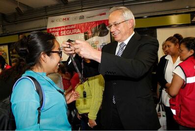 Entregan 4 mil silbatos contra acoso en Metro de la CDMX