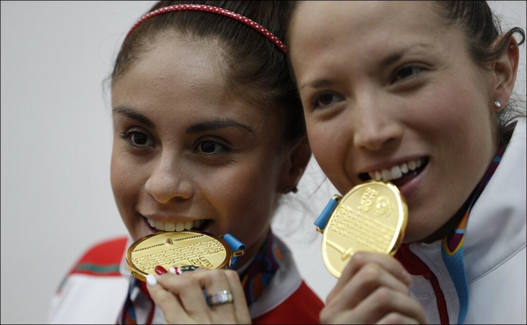 Paola Longoria y Samantha Salas presumen su medalla de oro obtenida en dobles. FOTO: AP