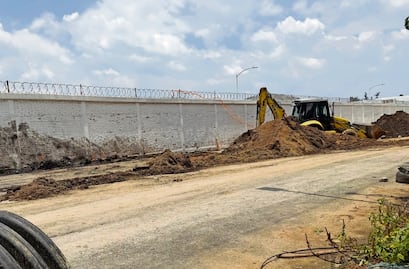 Continúa limpieza de suelo tras fuga de combustible