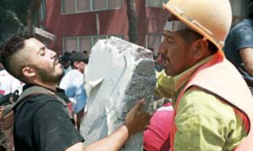 El Foco. El poder del silencio después de la tragedia: puños arriba