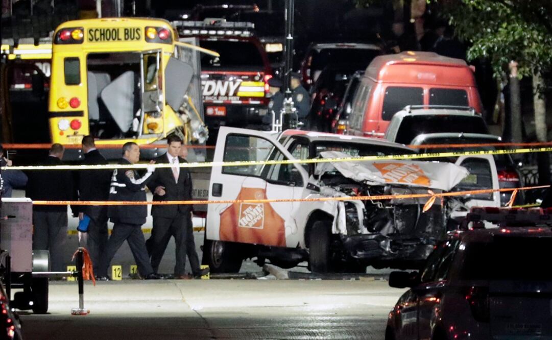 Autoridades investigan la escena de un crimen donde un hombre condujo una camioneta por la vía de bicicletas (Foto: EFE)