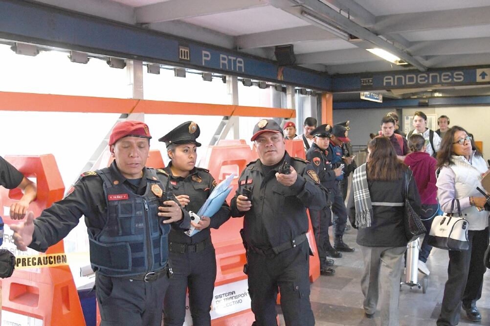 Las autoridades investigan el caso de un hombre que falleció en los pasillos de la estación Portales, quien presentaba una herida por arma de fuego (ARCHIVO. EL UNIVERSAL)
