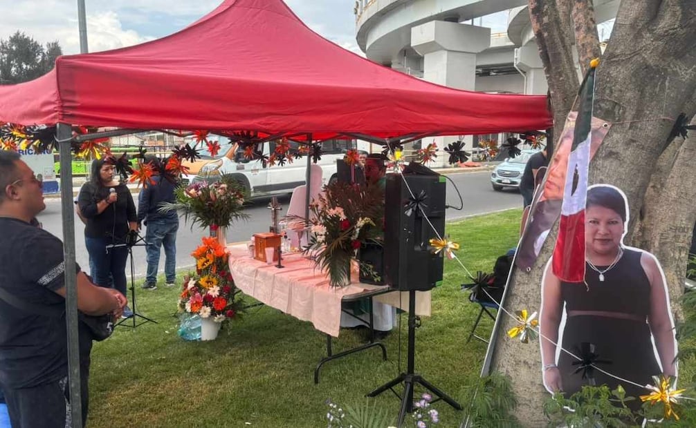 Sus hijas y su nieta estuvieron presentes para recordar a Alicia; colocaron sillas, una lona, fotografías y otros recuerdos de la mujer. 10/09/2026. | Foto: Juan Carlos Williams.