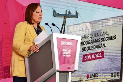 Xóchitl choca con el INE por espectaculares