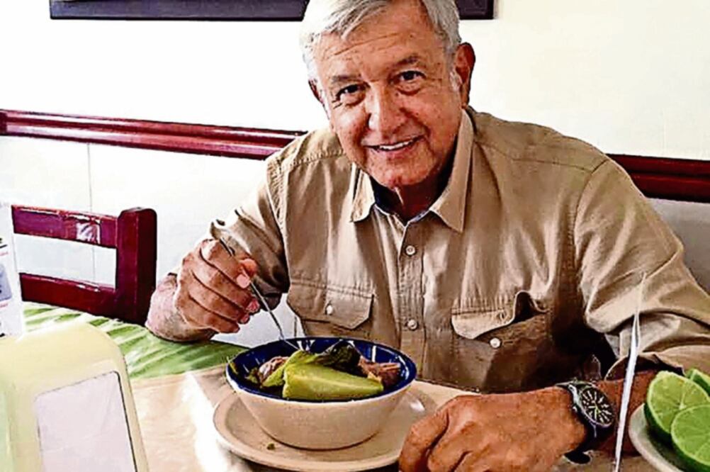 Durante su gira por Nayarit, Andrés Manuel López Obrador aprovechó para disfrutar los platillos típicos de la región (IMAGEN TOMADA DE FACEBOOK)