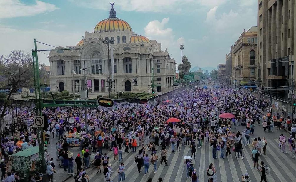 Diversos contingentes avanzan por la Alameda Central y el Palacio de Bellas Artes con dirección al Zócalo capitalino durante la marcha por el Día Internacional de la Mujer este domingo 8 de Marzo de 2026. Foto: Osmar Alvarado/ EL UNIVERSAL