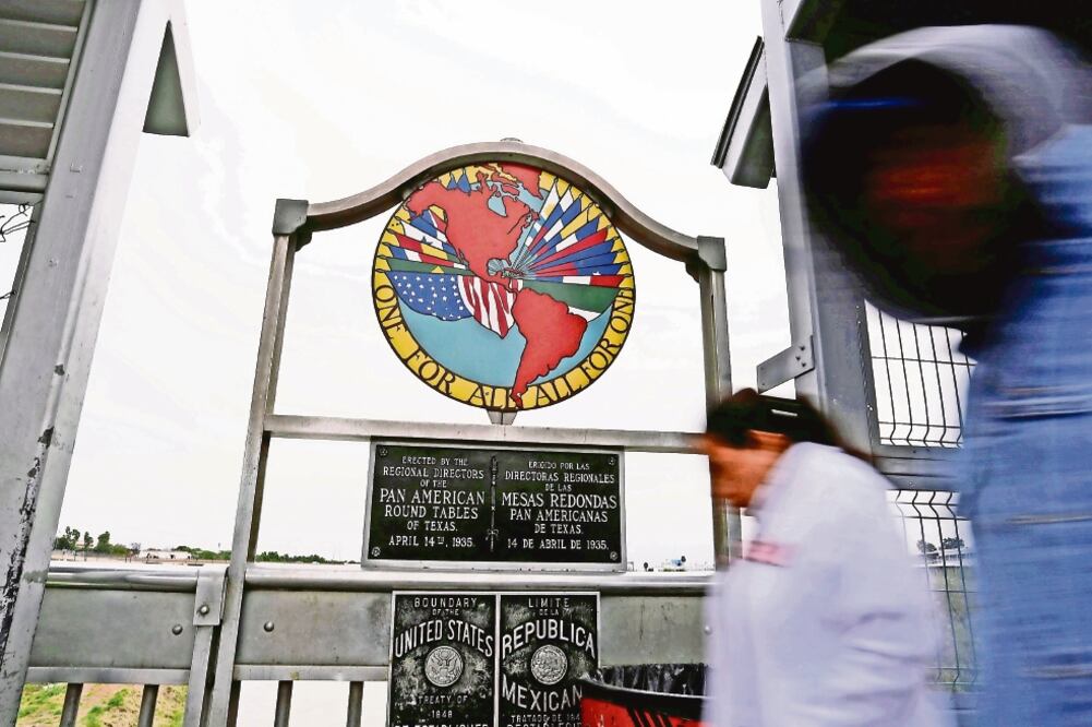 Cruce fronterizo en Nuevo Laredo. Camionetas, productos agrícolas, ropa y petroquímicos tendrían alzas sin el acuerdo comercial, advierten expertos. Foto: ARCHIVO EL UNIVERSAL
