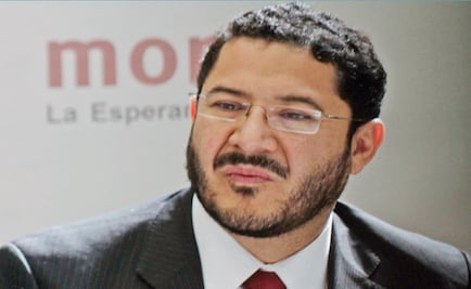 Businesspeople ask for help and are scolded instead