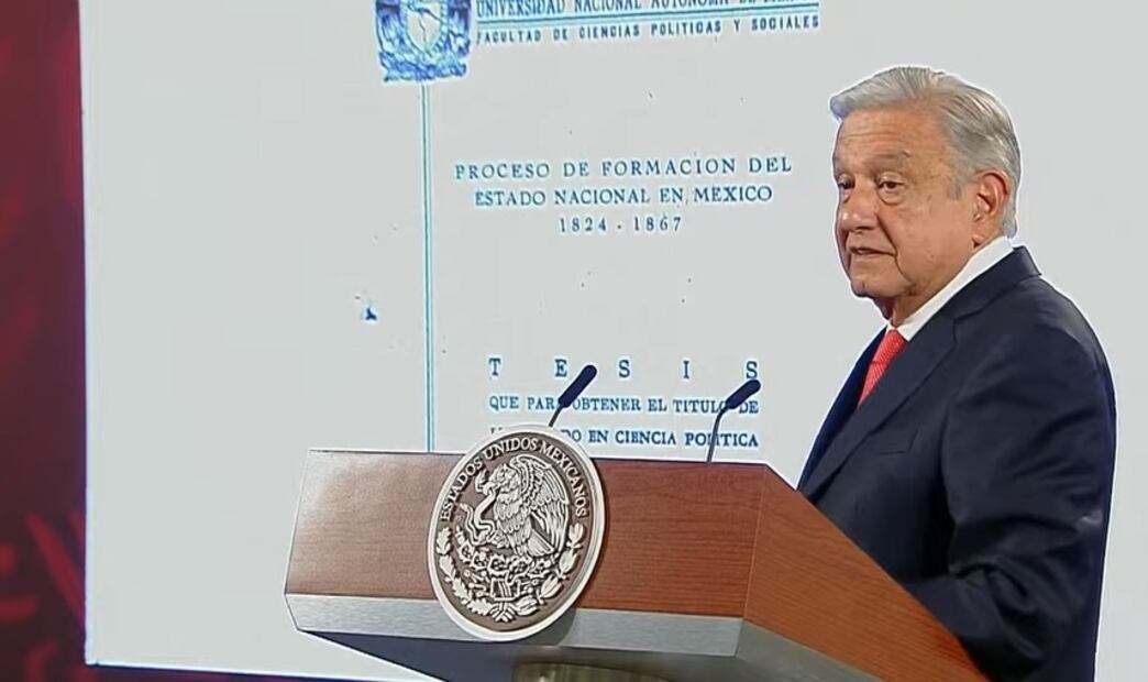 AMLO muestra su tesis en la mañanera. Foto: Captura de pantalla