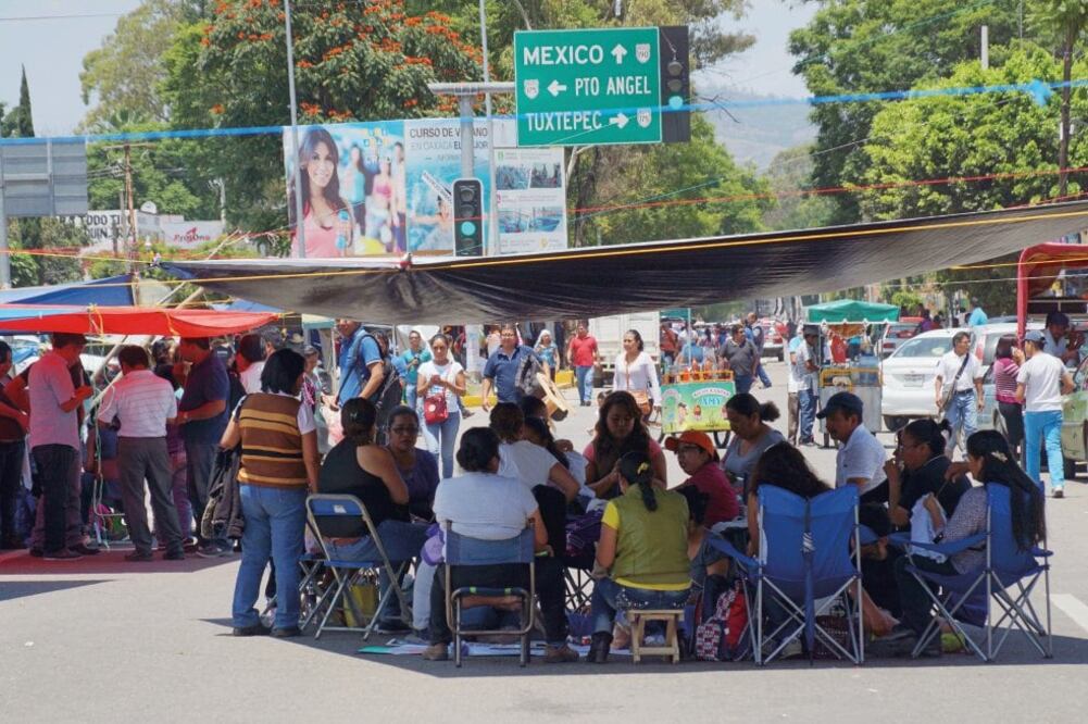 La Secretaría de Educación Pública informó que de los mil 255 docentes y trabajadores de apoyo que serán separados de sus funciones, mil 239 son del estado de Oaxaca y sólo 16 de Guerrero (EDWIN HERNÁNDEZ. EL UNIVERSAL)