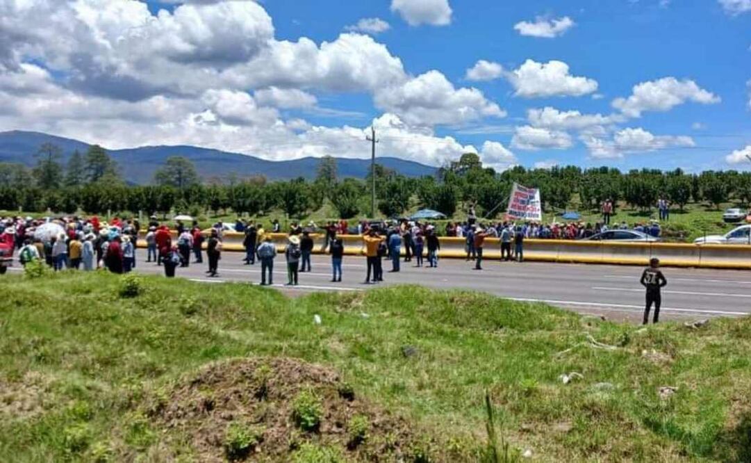Habitantes del municipio Santa Rita Tlahuapan, cerraron la autopista y la carretera federal México-Puebla en demanda del pago de indemnizaciones por sus tierras. Foto: Especial