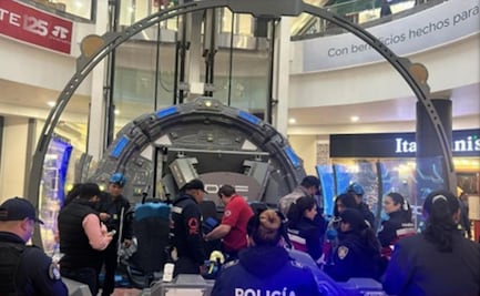 Rescatan a dos niños que quedaron atrapados en juego mecánico en Plaza Santa Fe; se encuentran ilesos