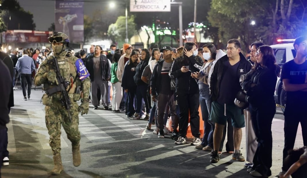 Vacunan contra el sarampión en Iztapalapa; instalan módulos nocturnos en central de abasto. Foto: Valente Rosas