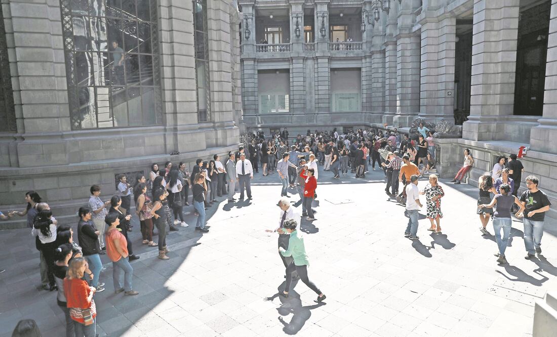 Aunque no exenta de polémica, la obra Salón Munal, donde las penas se van bailando, del artista Daniel Godínez, ha convocado un gran público en el Museo Nacional de Arte (ALEJANDRA LEYVA. EL UNIVERSAL)