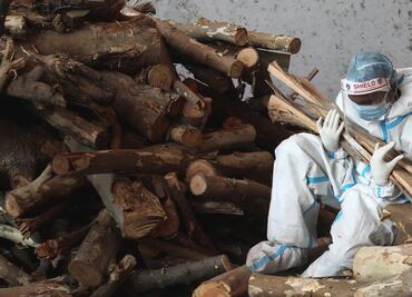 Covid en India: las piras funerarias que tuvieron que improvisar por la devastadora crisis de coronavirus que atraviesa el país