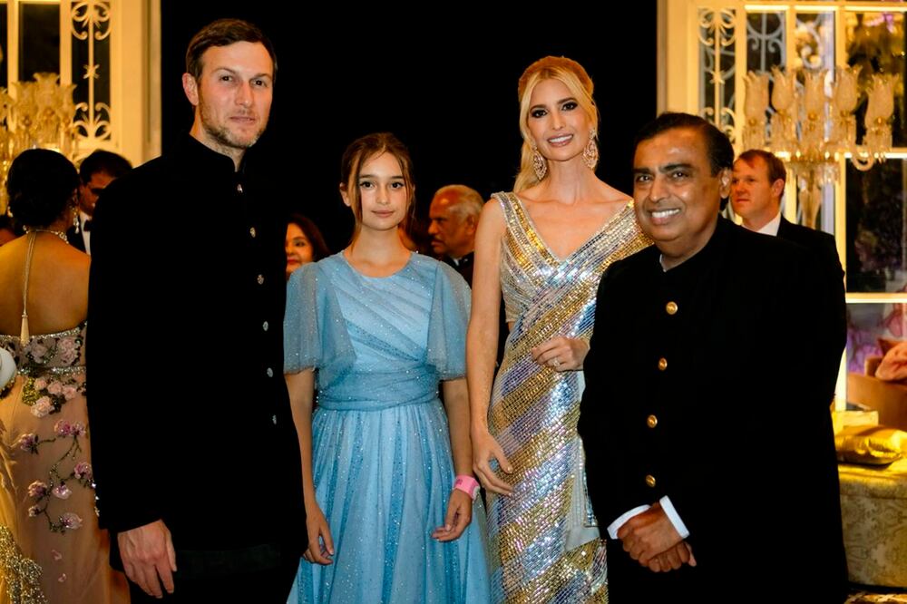 Jared Kushner, su hija Arabella e Ivanka Trump posando para una fotografía con el industrial multimillonario Mukesh Ambani, a la derecha, en una fiesta previa a la boda del hijo de Ambani, Anant Ambani, en Jamnagar, India. Foto: AP