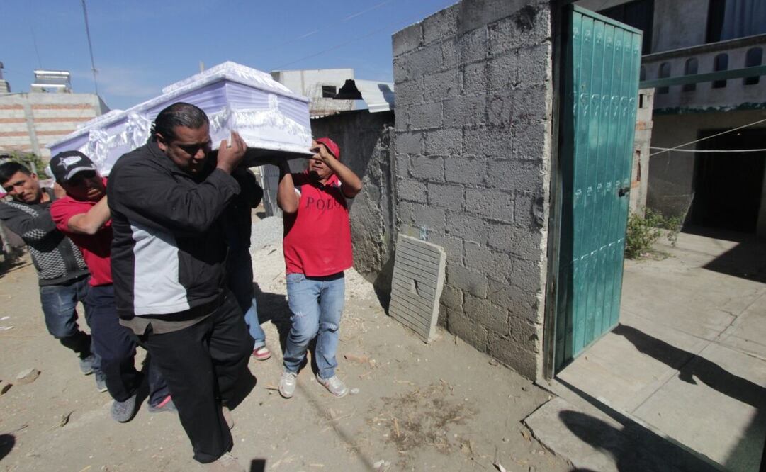 Llegan los cuerpos de seis menores a Nepopualco. (FOTO: Omar Contreras. EL UNIVERSAL)