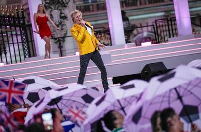 Rod Stewart y Andrea Bocelli, en el concierto del Jubileo de Isabel II