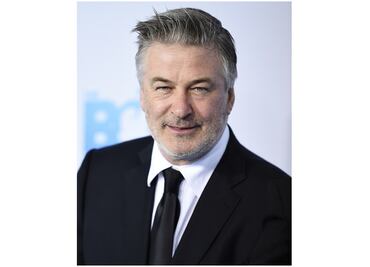 Asistente que entregó la pistola a Alec Baldwin confiesa que no la revisó