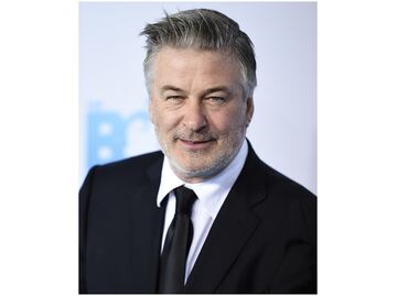 Asistente que entregó la pistola a Alec Baldwin confiesa que no la revisó