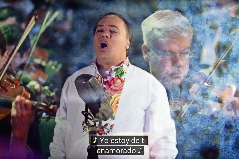 Proceso. Juan Gabriel grabó dos veces y por separado su participación en el video. La orquesta que lo acompaña fue dirigida por Eduardo Magallanes, su arreglista de cabecera (TOMADO DE YOUTUBE)