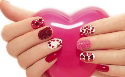 Manicura con corazones para celebrar San Valentín