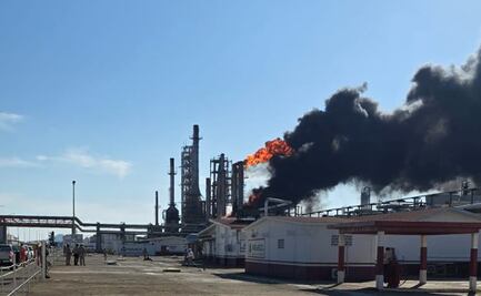Sofocan incendio en refinería de Salina Cruz; columnas de humo negro causan alarma en la población  