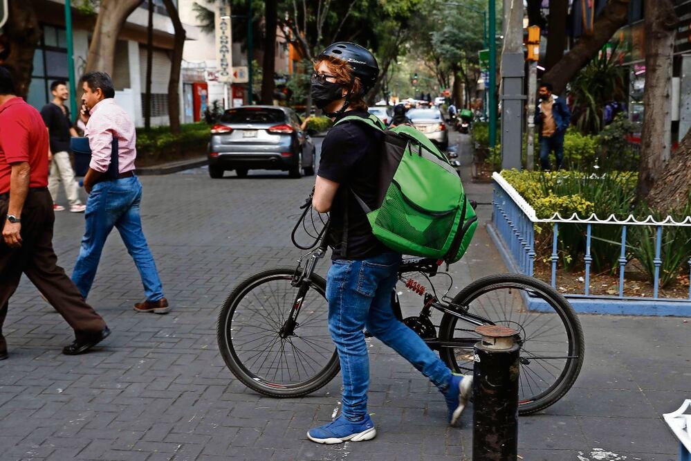 Otra reto es que los jóvenes  aceptan trabajos a través de plataformas que no les brindan seguridad social, dicen. Foto: Archivo El Universal