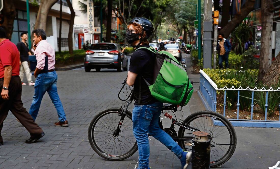 Otra reto es que los jóvenes aceptan trabajos a través de plataformas que no les brindan seguridad social, dicen. Foto: Archivo El Universal