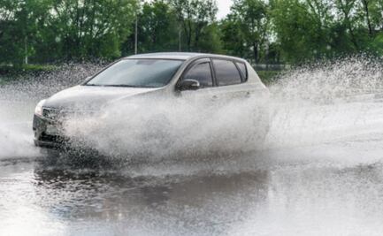 ¿Qué sucede si intento pasar una inundación en mi auto?