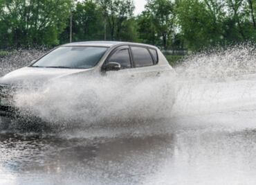 ¿Qué sucede si intento pasar una inundación en mi auto?
