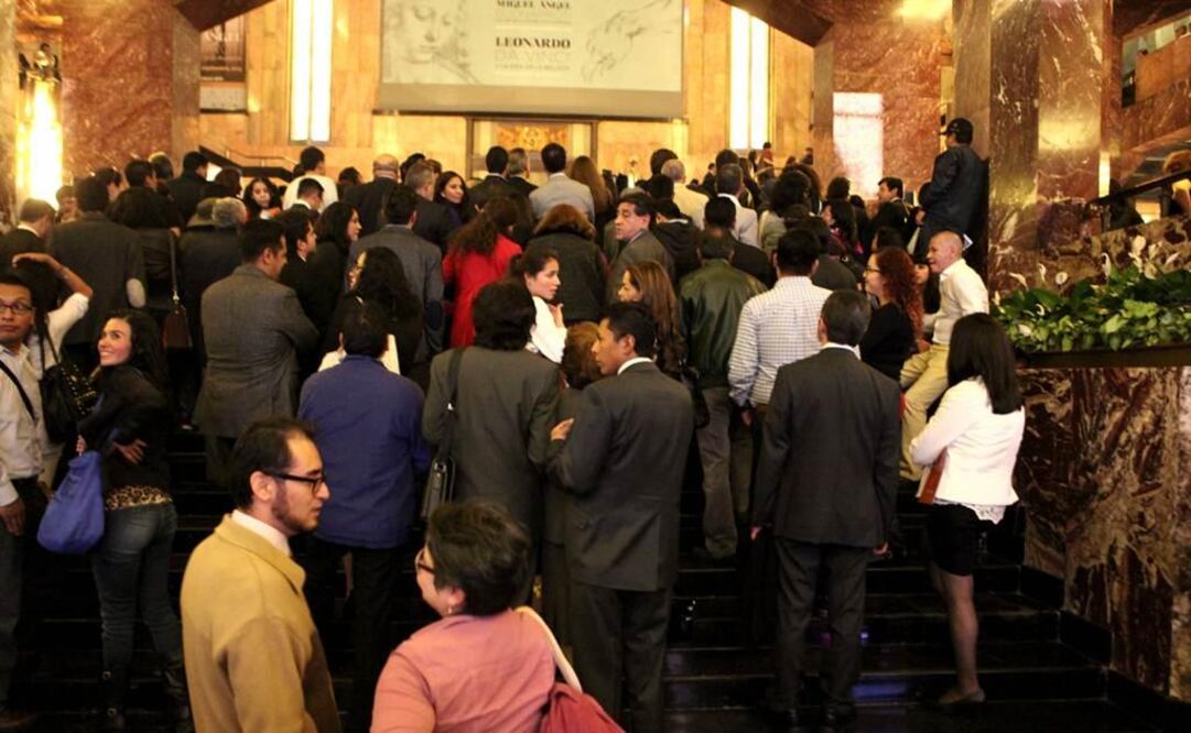 Los revendedores afuera del Palacio de Bellas Artes ofrecían los boletos, únicamente para el lunes, en 700 pesos los más “baratos”, ante la mirada indiferente de los vigilantes del recinto. FOTO: Lucía Godínez/EL UNIVERSAL.