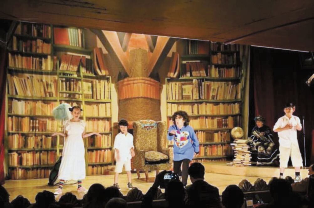 En la obra, una niña se inspira para ser la más inteligente. Foto/Cabaret Loaria Kids 