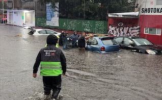 Fuertes lluvias azotan el sur de la CDMX; tres vehículos quedan varados y se desborda el río Magdalena